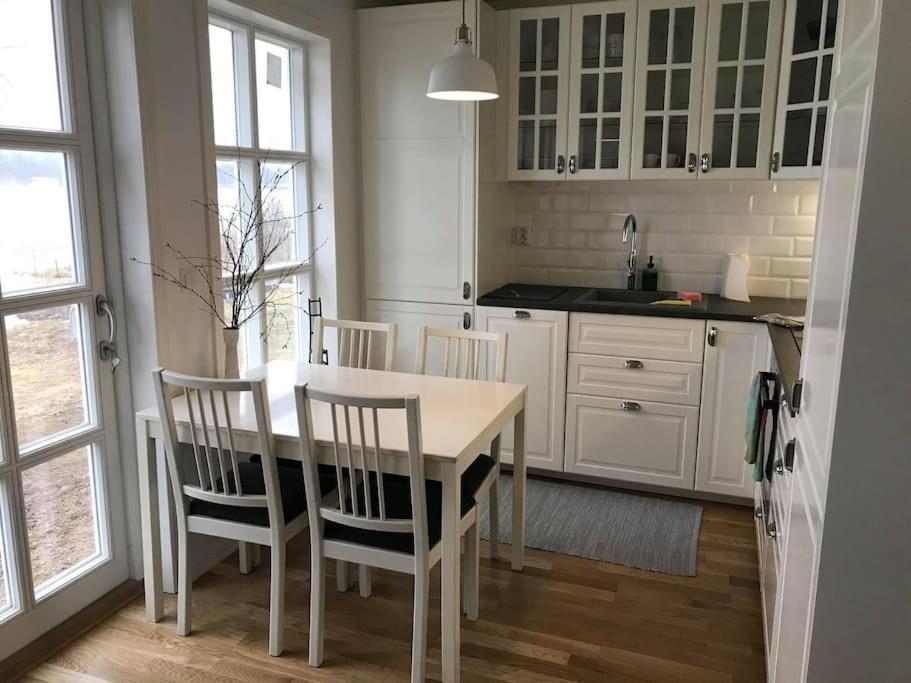 Mysig Stuga Med Sjoetomt, Naera Jaervsoebacken Kültér fotó