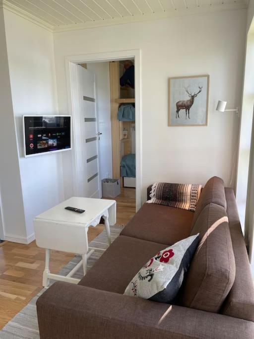 Mysig Stuga Med Sjoetomt, Naera Jaervsoebacken Kültér fotó